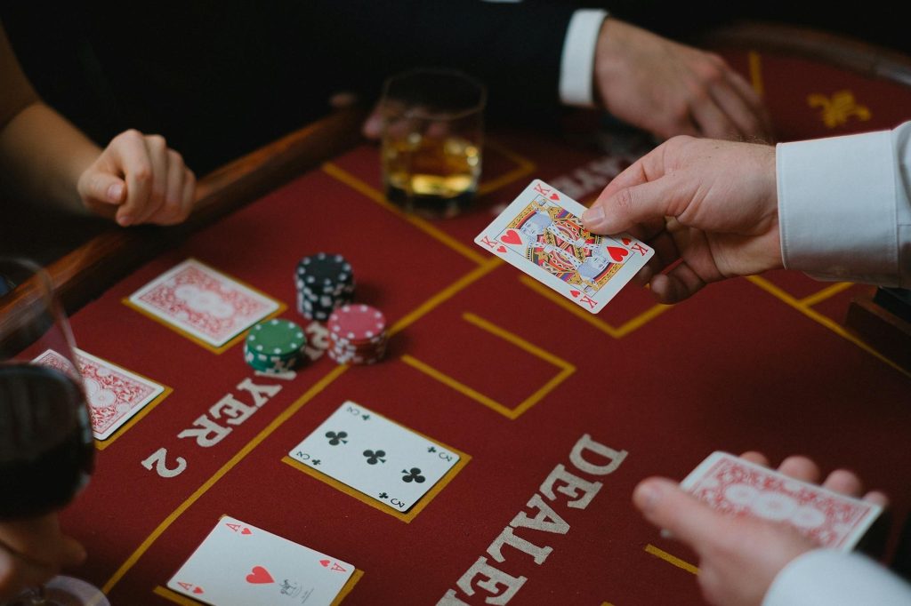 Bài cào là game 3 lá có luật đơn giản, phù hợp cả với người mới.
